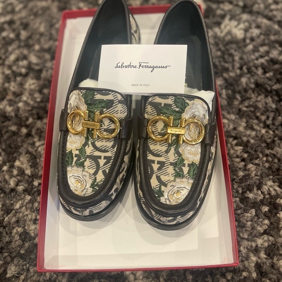 Ferragamo Loafers, excellent condition, worn once. Size 7 1/2. - Picture 6 of 7